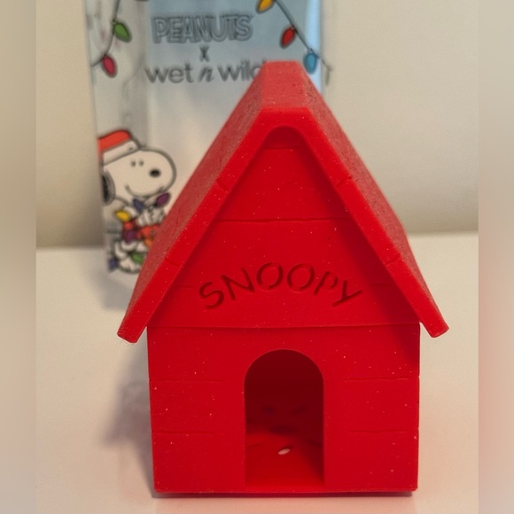 Wet N Wild x Peanuts Snoopy's Dog House Makeup Sponge Case - Picture 1 of 7